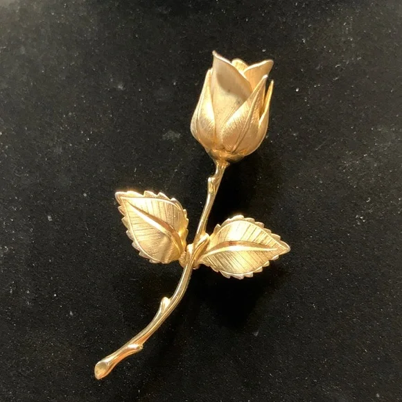 LOT OF 4 60’s GOLDEN LEAF BROOCHES AND ROSE BROOCH - Picture 2 of 13